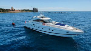 M/Y PURA VIDA for charter