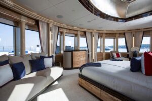 M/Y Arience for charter