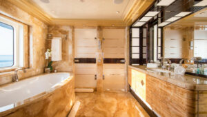 M/Y Arience for charter